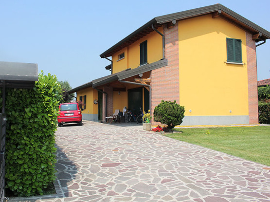 Nuova costruzione con cortile in porfido