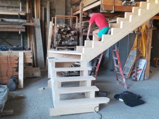 REALIZZAZIONE SCALA IN LEGNO LAMELLARE